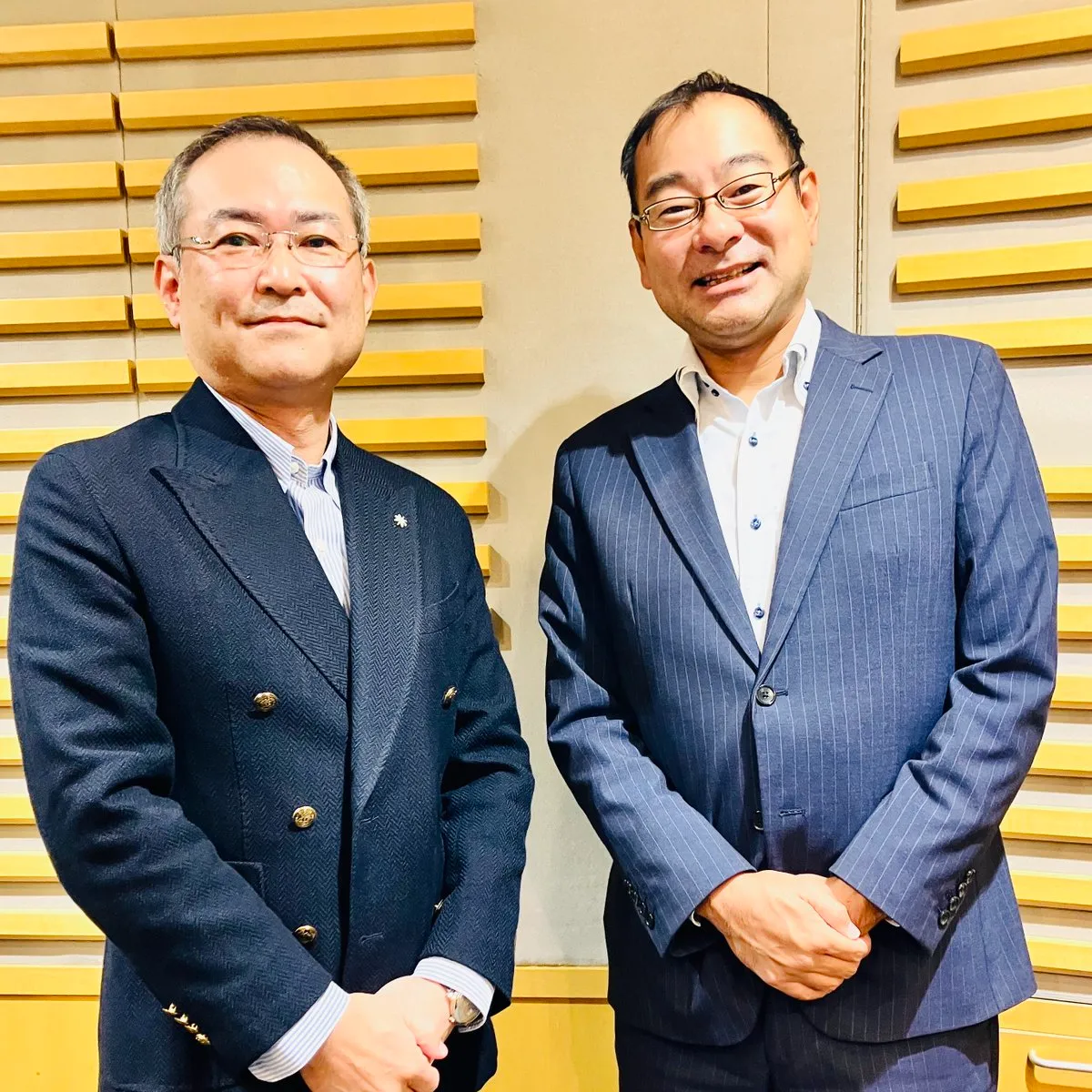 ラジオ番組に出演する様子